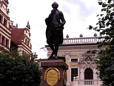 ゲーテ像とコンサートホール