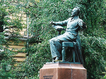 モスクワ音楽院前の銅像